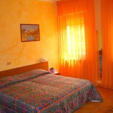 Hotel Sarre 3*