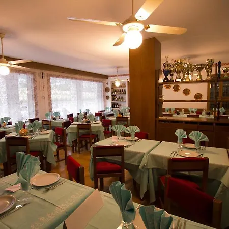 Hotel Sarre 3*